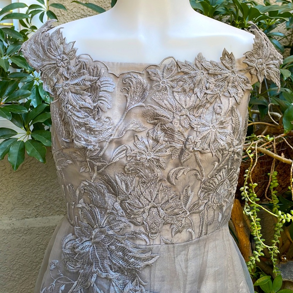 Vintage light gray Adrianna Papell Lace Appliqué Off-Shoulder Party Dress